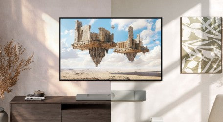 Moderne woonkamer met KEF geluidssysteem, minimalistisch interieur en wandtelevisie met futuristische afbeelding van zwevende ruïnes