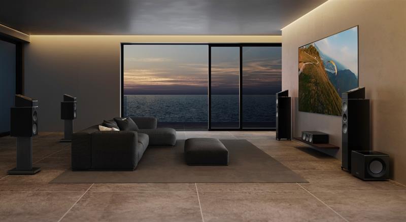 KEF soundbar onder een wandgemonteerde televisie in een moderne woonkamer voor een meeslepende thuisbioscoopervaring